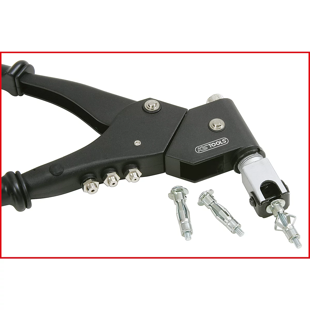 Schwarze Nietzange mit Nieten, Produktabbildung vor rotem Hintergrund.